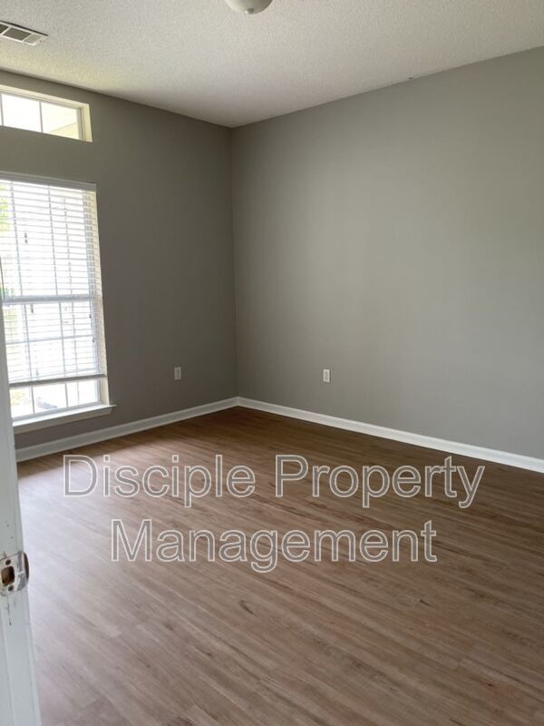 *JUST REDUCED W/ MOVE-IN SPECIAL!* $500 off the first month's rent with a signed lease by 01/09/2026 for 23 Stonelake Circle property image