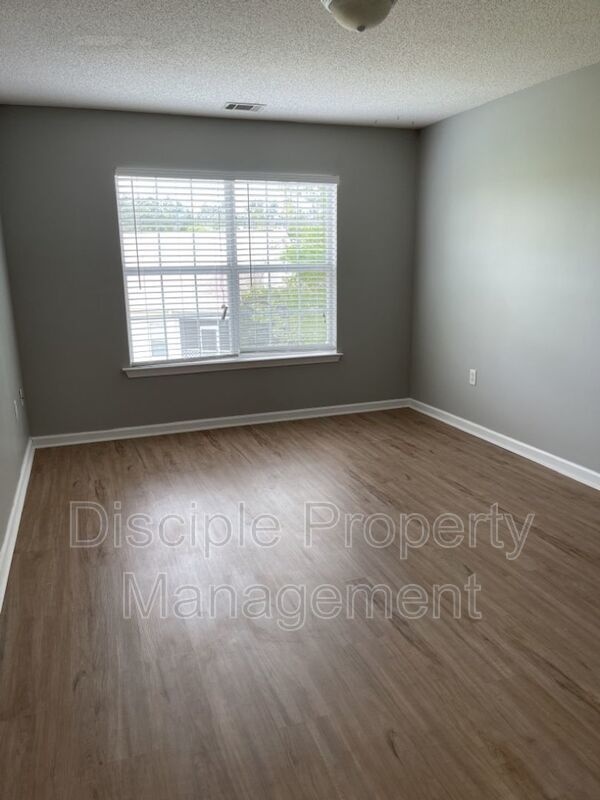 *JUST REDUCED W/ MOVE-IN SPECIAL!* $500 off the first month's rent with a signed lease by 01/09/2026 for 23 Stonelake Circle property image