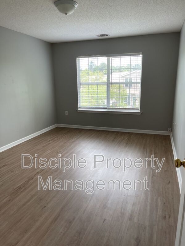 *JUST REDUCED W/ MOVE-IN SPECIAL!* $500 off the first month's rent with a signed lease by 01/09/2026 for 23 Stonelake Circle property image