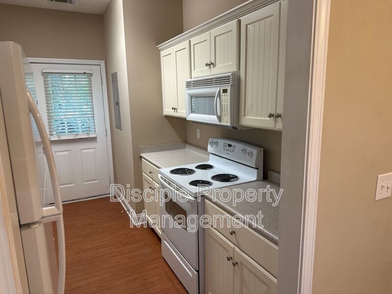 *JUST REDUCED W/ MOVE IN SPECIAL* 1/2 off the first month's rent with a signed lease by 01/16/2026 for 66 Landing Way #7 - END UNIT! property image