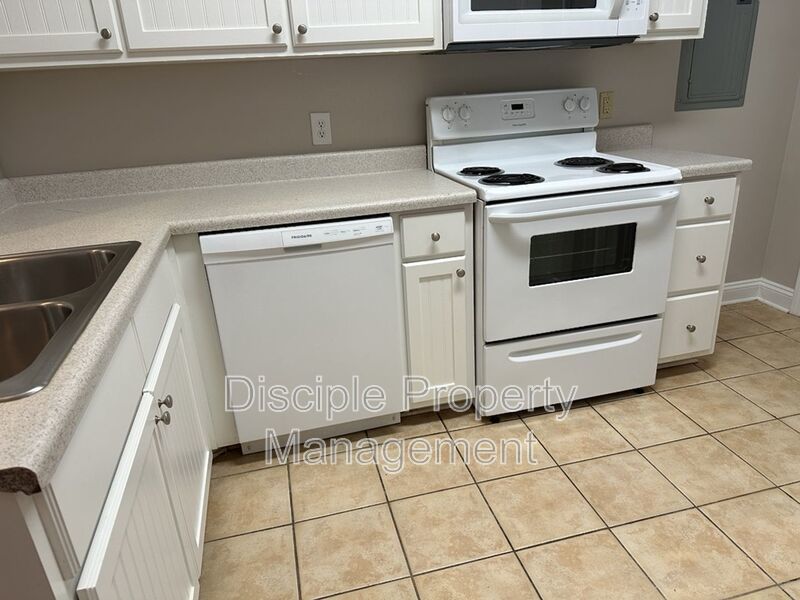 *JUST REDUCED W/ MOVE IN SPECIAL* 1/2 off the first month's rent with a signed lease by 01/16/2026 for 66 Landing Way #11 - END UNIT! property image