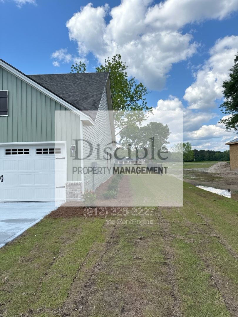 *JUST REDUCED WITH MOVE-IN SPECIAL! $500 off of first month's rent with a signed lease by 07/17/2026* - 15 Ennis Road property image