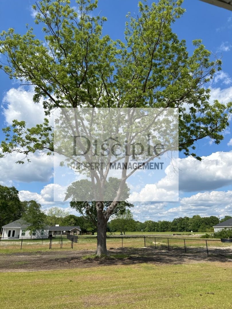 *JUST REDUCED WITH MOVE-IN SPECIAL! $500 off of first month's rent with a signed lease by 07/17/2026* - 15 Ennis Road property image