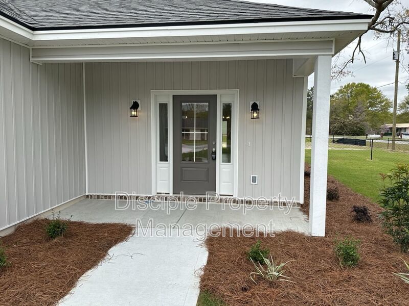 *JUST REDUCED W/ MOVE IN SPECIAL* $500 off the first month's rent with a signed lease by 01/16/2026 for 20 Owens Road property image