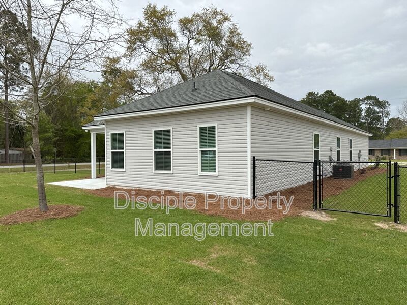 *JUST REDUCED W/ MOVE IN SPECIAL* $500 off the first month's rent with a signed lease by 01/16/2026 for 20 Owens Road property image